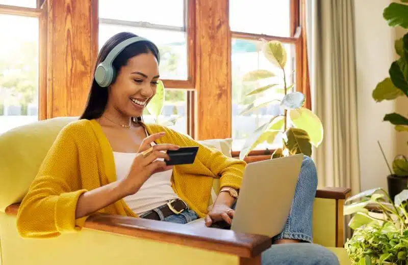 5 ways to use Social Media to grow your Ecommerce Store 1 girl buying online